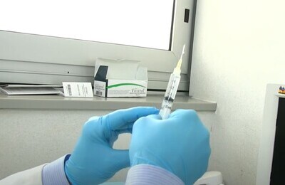 Проведение кодирования Вивитролом в Новомосковске Шприц с Вивитролом в руках у врача